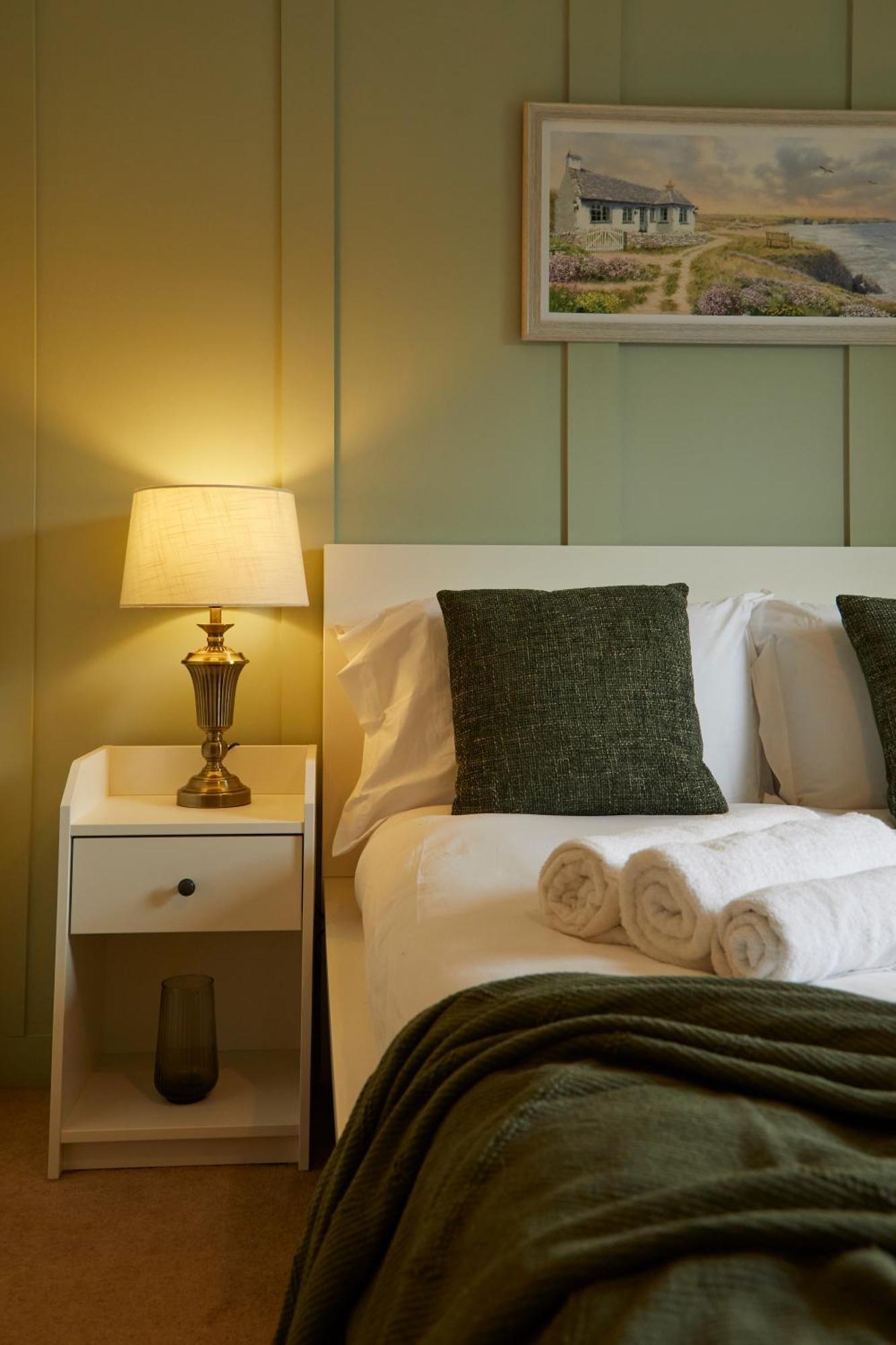 Stylish 2-Bedroom Apartment With Free Parking Halifax Esterno foto