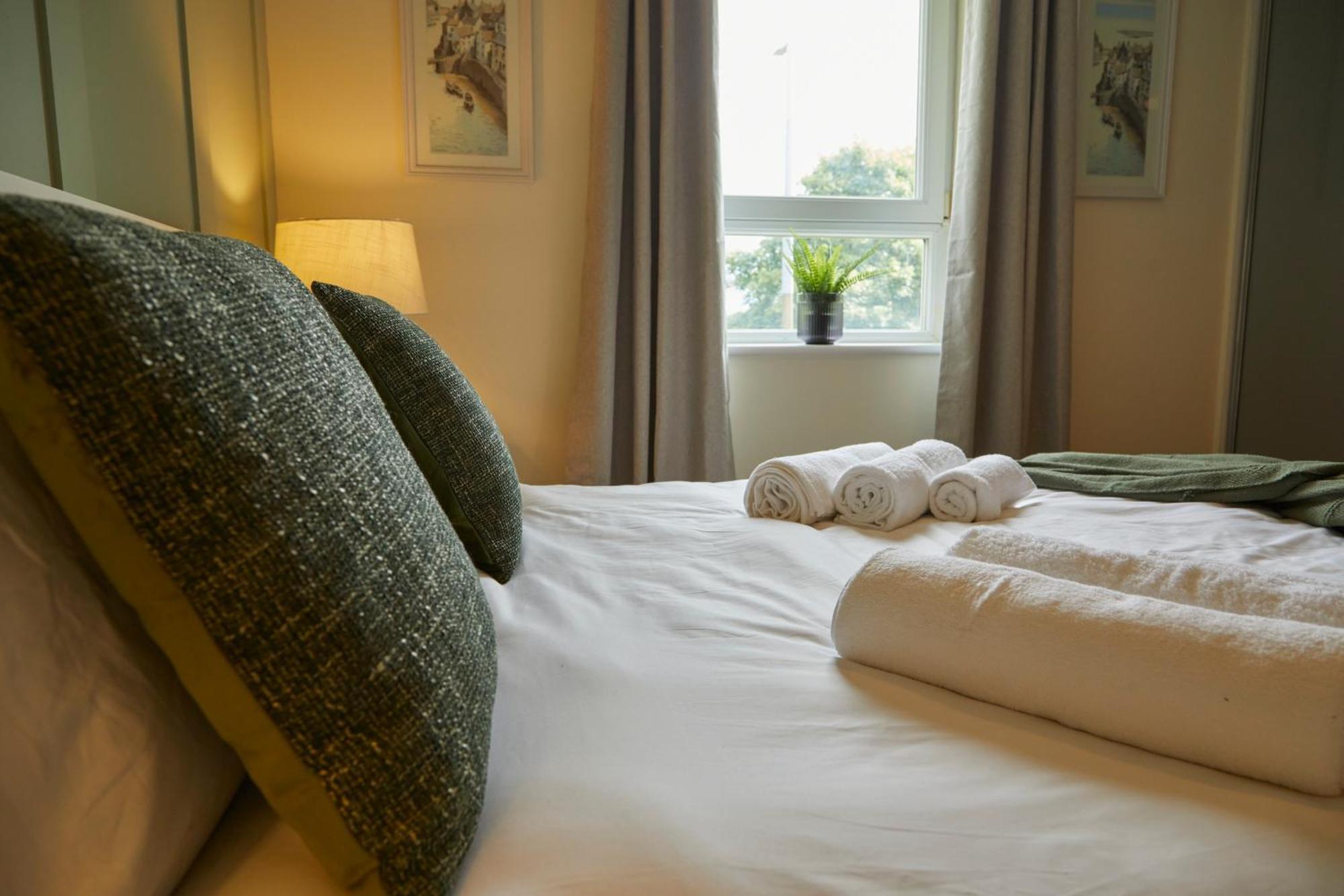 Stylish 2-Bedroom Apartment With Free Parking Halifax Esterno foto