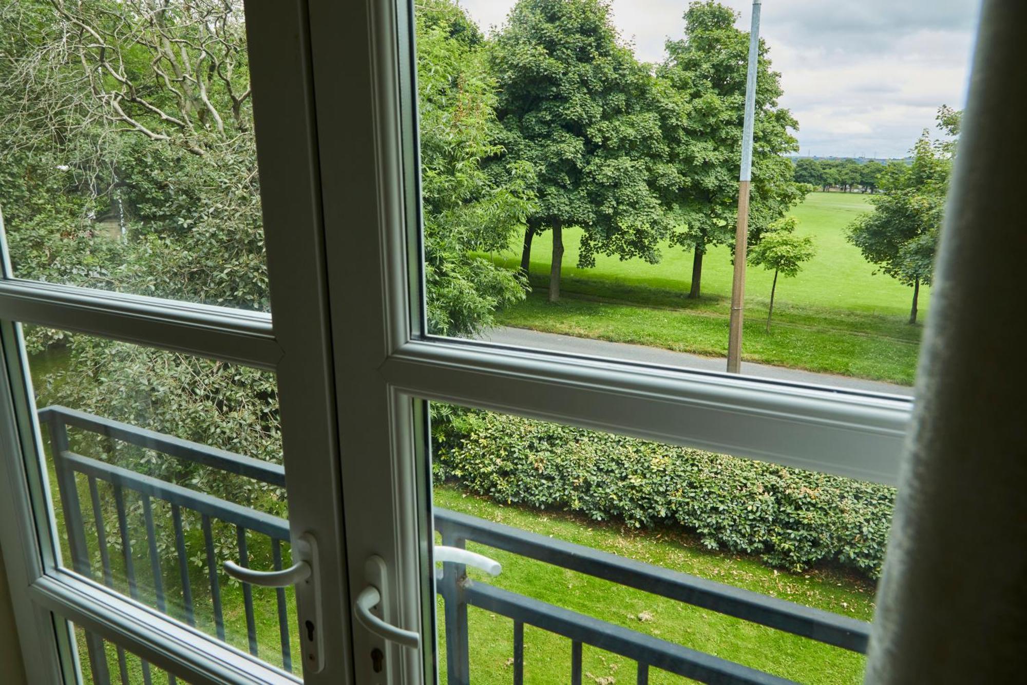 Stylish 2-Bedroom Apartment With Free Parking Halifax Esterno foto