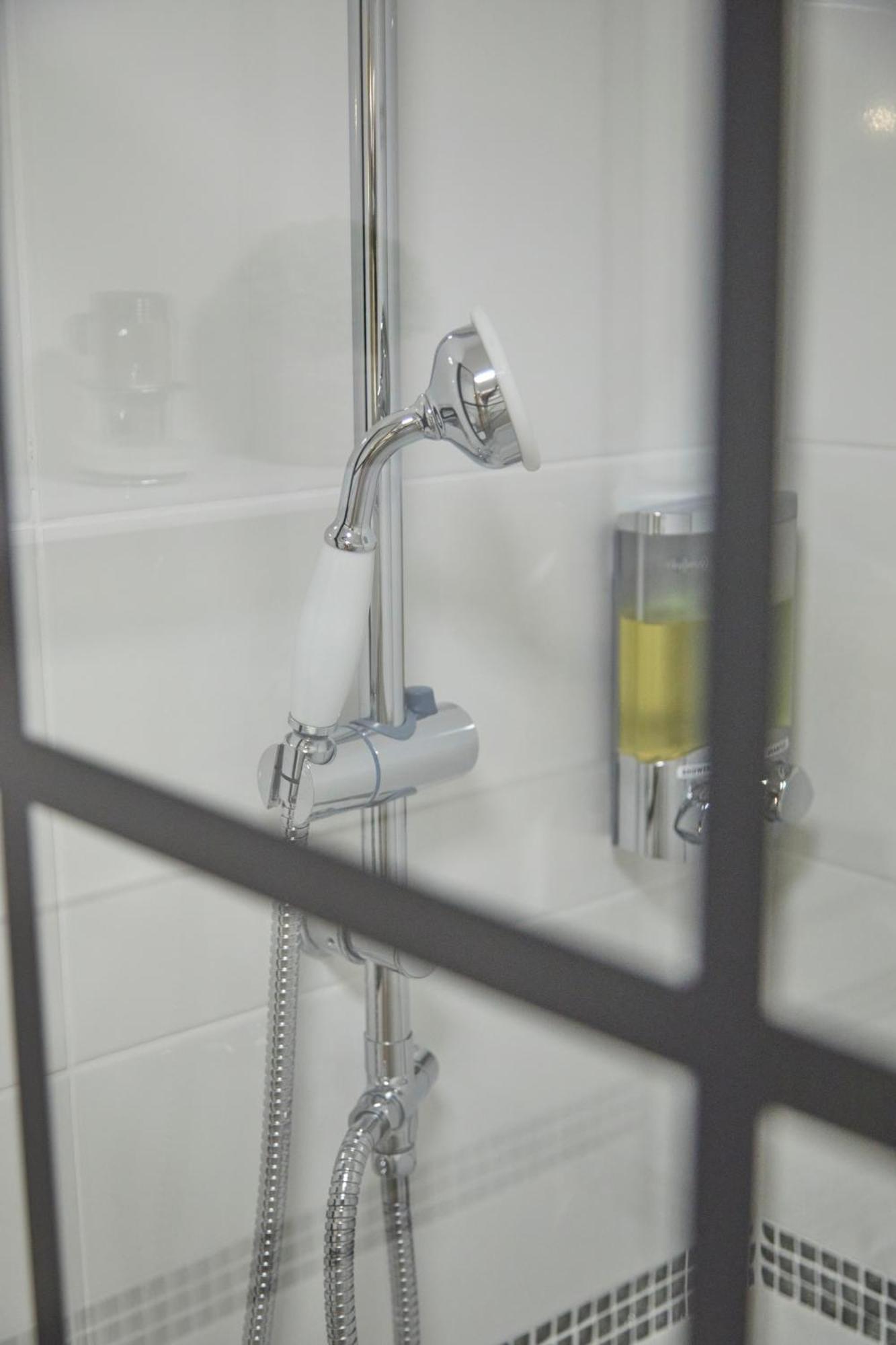 Stylish 2-Bedroom Apartment With Free Parking Halifax Esterno foto